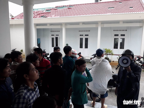 Tâm bão số 12 đổ bộ đất liền, gió cấp 11 tại Nha Trang, Tuy Hòa mất điện - Ảnh 4. Tâm bão số 12 đổ bộ đất liền, gió cấp 11 tại Nha Trang, Tuy Hòa mất điện - Ảnh 4.