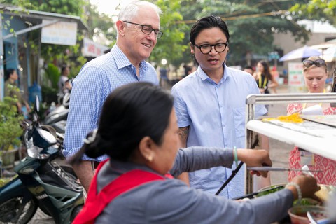 Thủ tướng Úc ăn bánh mì lề đường, thích hương vị đồ ăn Việt - Ảnh 1. Thủ tướng Úc ăn bánh mì lề đường, thích hương vị đồ ăn Việt - Ảnh 1.