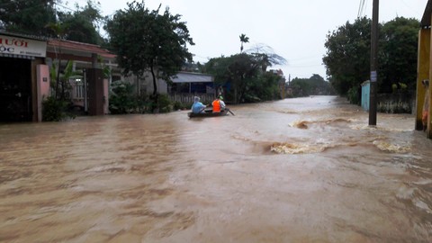 Thủy điện tăng xả trong đêm, Quảng Nam ngập chìm trong lũ - Ảnh 5. Thủy điện tăng xả trong đêm, Quảng Nam ngập chìm trong lũ - Ảnh 5.