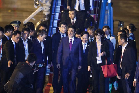 Thủ tướng Nhật Shinzo Abe tới Đà Nẵng chuẩn bị cho APEC - Ảnh 1. Thủ tướng Nhật Shinzo Abe tới Đà Nẵng chuẩn bị cho APEC - Ảnh 1.