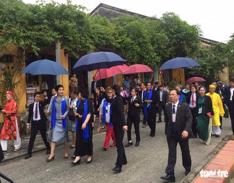 Phu nhân các lãnh đạo APEC thăm Hội An trong mưa lất phất - Ảnh 2. Phu nhân các lãnh đạo APEC thăm Hội An trong mưa lất phất - Ảnh 2.