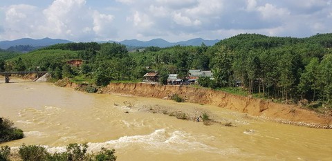 Hàng cứu trợ báo Tuổi Trẻ tới vùng lũ Phước Sơn - Ảnh 1. Hàng cứu trợ báo Tuổi Trẻ tới vùng lũ Phước Sơn - Ảnh 1.