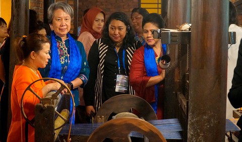 Phu nhân các lãnh đạo APEC thăm Hội An trong mưa lất phất - Ảnh 7. Phu nhân các lãnh đạo APEC thăm Hội An trong mưa lất phất - Ảnh 7.