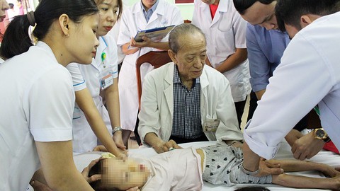 Châm cứu miễn phí cho trẻ khuyết tật - Ảnh 1. Châm cứu miễn phí cho trẻ khuyết tật - Ảnh 1.