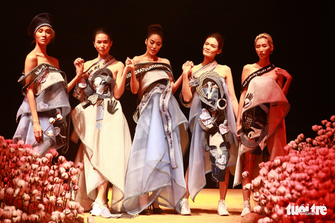 Lan Khuê, Minh Hằng khiến khán giả nhún nhảy với ELLE show - Ảnh 29. Lan Khuê, Minh Hằng khiến khán giả nhún nhảy với ELLE show - Ảnh 29.