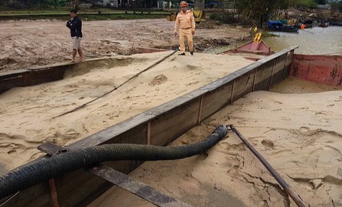 Một đêm bắt 6 tàu hút cát trái phép ở sông Thu Bồn - Ảnh 2. Một đêm bắt 6 tàu hút cát trái phép ở sông Thu Bồn - Ảnh 2.