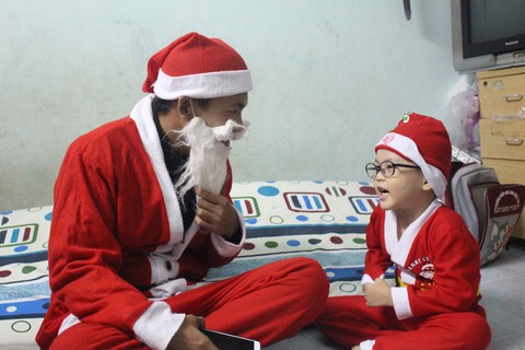 Ông già Noel bị trẻ nhỏ bắt bẻ vì... đến trễ - Ảnh 1. Ông già Noel bị trẻ nhỏ bắt bẻ vì... đến trễ - Ảnh 1.