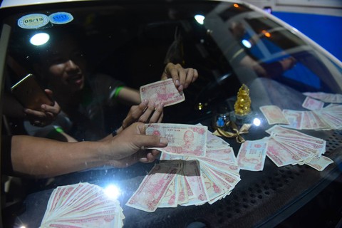 Lái xe đồng loạt đòi thối 100 đồng, BOT Cai Lậy xả trạm lần 3 - Ảnh 7. Lái xe đồng loạt đòi thối 100 đồng, BOT Cai Lậy xả trạm lần 3 - Ảnh 7.