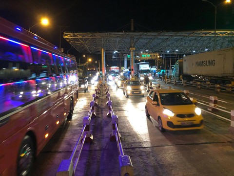 Lái xe đồng loạt đòi thối 100 đồng, BOT Cai Lậy xả trạm lần 3 - Ảnh 14. Lái xe đồng loạt đòi thối 100 đồng, BOT Cai Lậy xả trạm lần 3 - Ảnh 14.