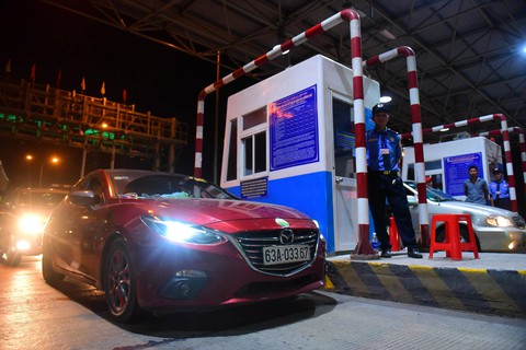Lái xe đồng loạt đòi thối 100 đồng, BOT Cai Lậy xả trạm lần 3 - Ảnh 3. Lái xe đồng loạt đòi thối 100 đồng, BOT Cai Lậy xả trạm lần 3 - Ảnh 3.