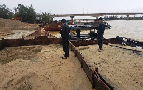 Bắt giữ 2 tàu sắt hút trộm cát trên sông Thu Bồn - Ảnh 1. Bắt giữ 2 tàu sắt hút trộm cát trên sông Thu Bồn - Ảnh 1.