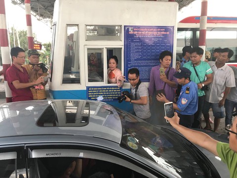 Ngày thứ tư thu phí, BOT Cai Lậy xả trạm lần thứ 19 - Ảnh 3. Ngày thứ tư thu phí, BOT Cai Lậy xả trạm lần thứ 19 - Ảnh 3.