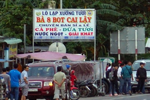 Công an mời chủ quán nước gần trạm BOT Cai Lậy lên làm việc - Ảnh 2. Công an mời chủ quán nước gần trạm BOT Cai Lậy lên làm việc - Ảnh 2.