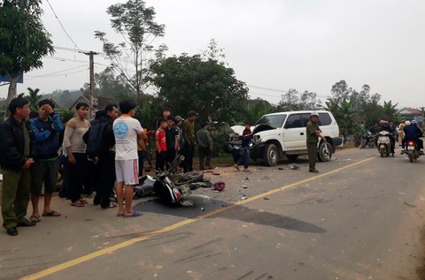 Ôtô biển xanh hết đăng kiểm tông xe máy chở 3, 3 người chết - Ảnh 2. Ôtô biển xanh hết đăng kiểm tông xe máy chở 3, 3 người chết - Ảnh 2.