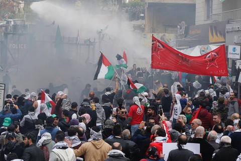 Biểu tình bạo lực phản đối Mỹ về quyết định Jerusalem - Ảnh 6. Biểu tình bạo lực phản đối Mỹ về quyết định Jerusalem - Ảnh 6.