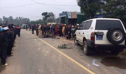 Ôtô biển xanh hết đăng kiểm tông xe máy chở 3, 3 người chết - Ảnh 1. Ôtô biển xanh hết đăng kiểm tông xe máy chở 3, 3 người chết - Ảnh 1.