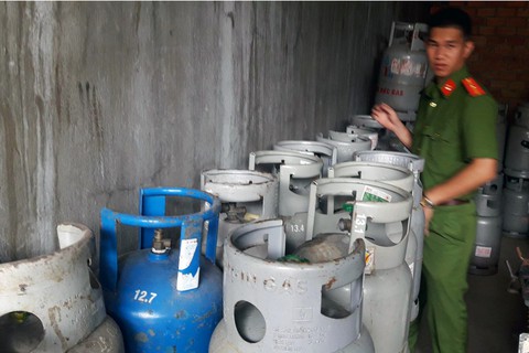 Bắt quả tang cơ sở sang chiết hơn 200 bình gas lậu - Ảnh 1. Bắt quả tang cơ sở sang chiết hơn 200 bình gas lậu - Ảnh 1.