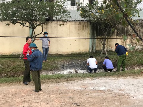 Nam thanh niên tưới xăng tự thiêu bên đường - Ảnh 1. Nam thanh niên tưới xăng tự thiêu bên đường - Ảnh 1.