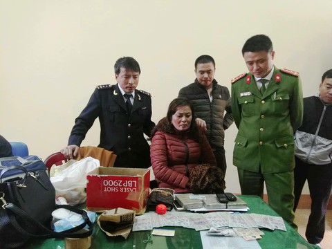 Bắt quả tang nữ hành khách cùng 3 bánh heroin trên xe khách - Ảnh 1. Bắt quả tang nữ hành khách cùng 3 bánh heroin trên xe khách - Ảnh 1.