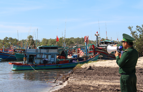 Cưỡng chế tàu cá, đưa vào nơi trú ẩn an toàn - Ảnh 3. Cưỡng chế tàu cá, đưa vào nơi trú ẩn an toàn - Ảnh 3.