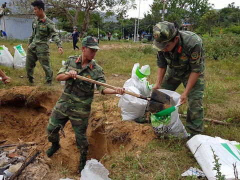 Cưỡng chế tàu cá, đưa vào nơi trú ẩn an toàn - Ảnh 2. Cưỡng chế tàu cá, đưa vào nơi trú ẩn an toàn - Ảnh 2.