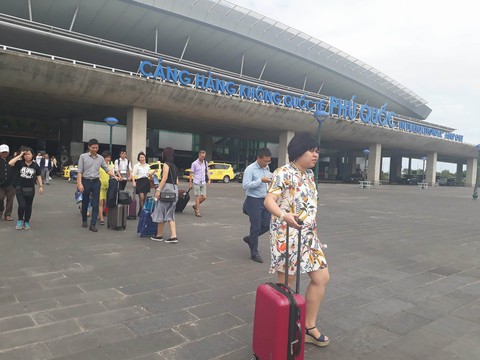 Hàng không tăng chuyến giải tỏa khách ở Phú Quốc - Ảnh 1. Hàng không tăng chuyến giải tỏa khách ở Phú Quốc - Ảnh 1.