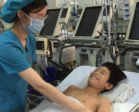 Mổ 2 lần để lấy bướu khủng gây liệt cho bệnh nhi 12 tuổi - Ảnh 1. Mổ 2 lần để lấy bướu khủng gây liệt cho bệnh nhi 12 tuổi - Ảnh 1.
