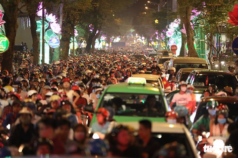 Dòng người đổ về trung tâm Sài Gòn đón năm mới 2018 - Ảnh 1. Dòng người đổ về trung tâm Sài Gòn đón năm mới 2018 - Ảnh 1.