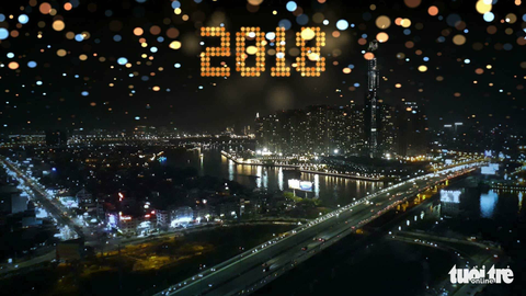 Dòng người đổ về trung tâm Sài Gòn đón năm mới 2018 - Ảnh 16. Dòng người đổ về trung tâm Sài Gòn đón năm mới 2018 - Ảnh 16.