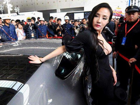 Các nữ đại gia ào ạt sắm xe sang để thể hiện đẳng cấp? - Ảnh 1. Các nữ đại gia ào ạt sắm xe sang để thể hiện đẳng cấp? - Ảnh 1.