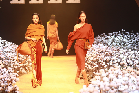 Lan Khuê, Minh Hằng khiến khán giả nhún nhảy với ELLE show - Ảnh 33. Lan Khuê, Minh Hằng khiến khán giả nhún nhảy với ELLE show - Ảnh 33.