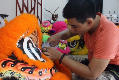 Người trẻ giữ nghề làm lân truyền thống - Ảnh 2. Người trẻ giữ nghề làm lân truyền thống - Ảnh 2.