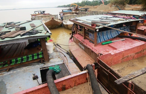 Một đêm bắt 6 tàu hút cát trái phép ở sông Thu Bồn - Ảnh 1. Một đêm bắt 6 tàu hút cát trái phép ở sông Thu Bồn - Ảnh 1.