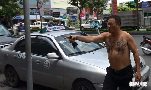 Clip tài xế taxi dù cầm dao rọc giấy rượt thanh tra giao thông - Ảnh 7. Clip tài xế taxi dù cầm dao rọc giấy rượt thanh tra giao thông - Ảnh 7.
