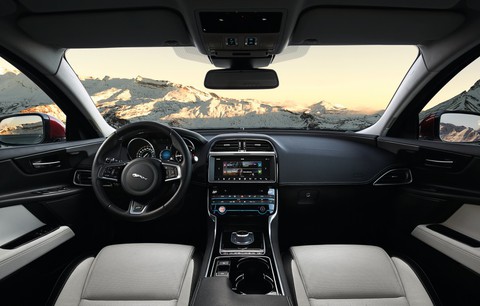 Jaguar XE 2018: ghế sau thích hợp cho trẻ và thú cưng - Ảnh 3. Jaguar XE 2018: ghế sau thích hợp cho trẻ và thú cưng - Ảnh 3.