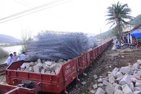 Đèo Cả sạt lở nặng, đường sắt Bắc - Nam tê liệt - Ảnh 3. Đèo Cả sạt lở nặng, đường sắt Bắc - Nam tê liệt - Ảnh 3.