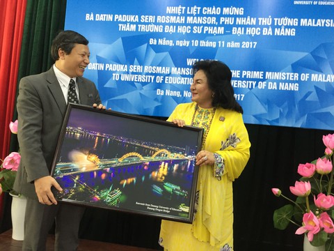 Phu nhân Thủ tướng Malaysia thăm Đại học Sư phạm Đà Nẵng - Ảnh 3. Phu nhân Thủ tướng Malaysia thăm Đại học Sư phạm Đà Nẵng - Ảnh 3.