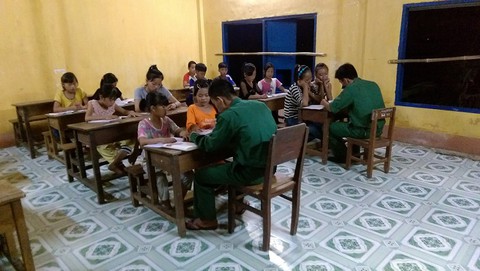 Thầy giáo quân hàm xanh ở Sốp Cộp - Ảnh 2. Thầy giáo quân hàm xanh ở Sốp Cộp - Ảnh 2.