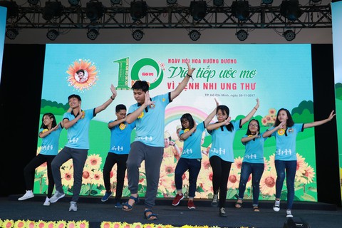 Sinh viên thức xuyên đêm, bán hàng gây quỹ vì em nhỏ - Ảnh 4. Sinh viên thức xuyên đêm, bán hàng gây quỹ vì em nhỏ - Ảnh 4.