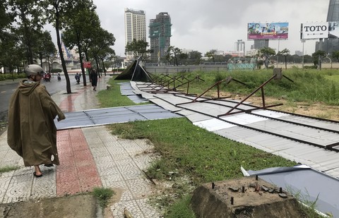 Đà Nẵng chạy đua dọn dẹp đường phố sau bão - Ảnh 3. Đà Nẵng chạy đua dọn dẹp đường phố sau bão - Ảnh 3.