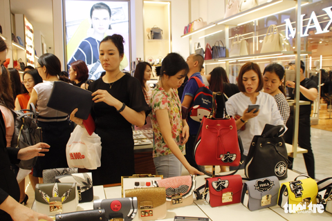 Black Friday: đôi khi tặc lưỡi mua vì... hàng giảm giá - Ảnh 9. Black Friday: đôi khi tặc lưỡi mua vì... hàng giảm giá - Ảnh 9.