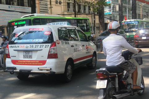 Sau Hà Nội, đến lượt taxi ở Sài Gòn dán biểu ngữ phản đối Uber - Grab - Ảnh 1. Sau Hà Nội, đến lượt taxi ở Sài Gòn dán biểu ngữ phản đối Uber - Grab - Ảnh 1.