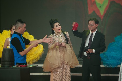 Kỳ tài lộ diện 2017: Cha con ảo thuật gia Hoàng Khang thành quán quân - Ảnh 7. Kỳ tài lộ diện 2017: Cha con ảo thuật gia Hoàng Khang thành quán quân - Ảnh 7.