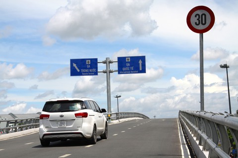 Chuyển biển báo rùa bò vào giữa cầu vượt Tân Sơn Nhất - Ảnh 1. Chuyển biển báo rùa bò vào giữa cầu vượt Tân Sơn Nhất - Ảnh 1.