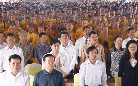 Hàng ngàn người cầu siêu cho nạn nhân tai nạn giao thông - Ảnh 4. Hàng ngàn người cầu siêu cho nạn nhân tai nạn giao thông - Ảnh 4.