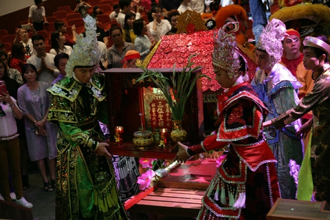 Sài Gòn cúng tổ sân khấu, lân trống rộn ràng - Ảnh 3. Sài Gòn cúng tổ sân khấu, lân trống rộn ràng - Ảnh 3.