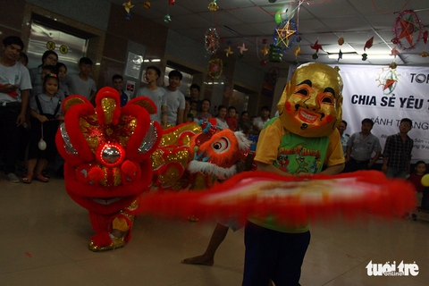 Trung Thu cho trẻ em thiệt thòi ở Hà Nội, Đà Nẵng, TP.HCM - Ảnh 7. Trung Thu cho trẻ em thiệt thòi ở Hà Nội, Đà Nẵng, TP.HCM - Ảnh 7.