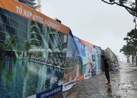 Miền Trung: Mưa lớn thượng nguồn, gió giật ngoài biển - Ảnh 5. Miền Trung: Mưa lớn thượng nguồn, gió giật ngoài biển - Ảnh 5.