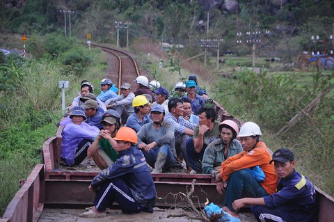 Đèo Cả sạt lở nặng, đường sắt Bắc - Nam tê liệt - Ảnh 13. Đèo Cả sạt lở nặng, đường sắt Bắc - Nam tê liệt - Ảnh 13.