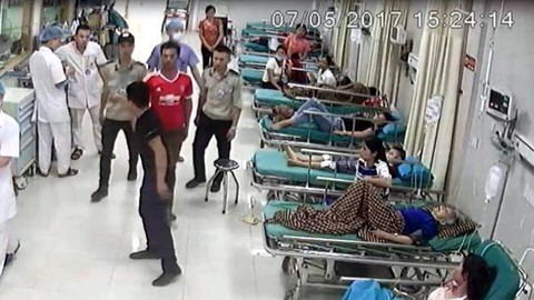 Báo động bác sĩ liên tiếp bị đánh - Ảnh 2. Báo động bác sĩ liên tiếp bị đánh - Ảnh 2.